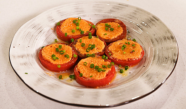 Омлет в томатных кольцах от шеф-повара Василия Емельяненко