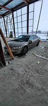 Водитель «Волги Сайбер» протаранил строящийся автосалон в Ганино
