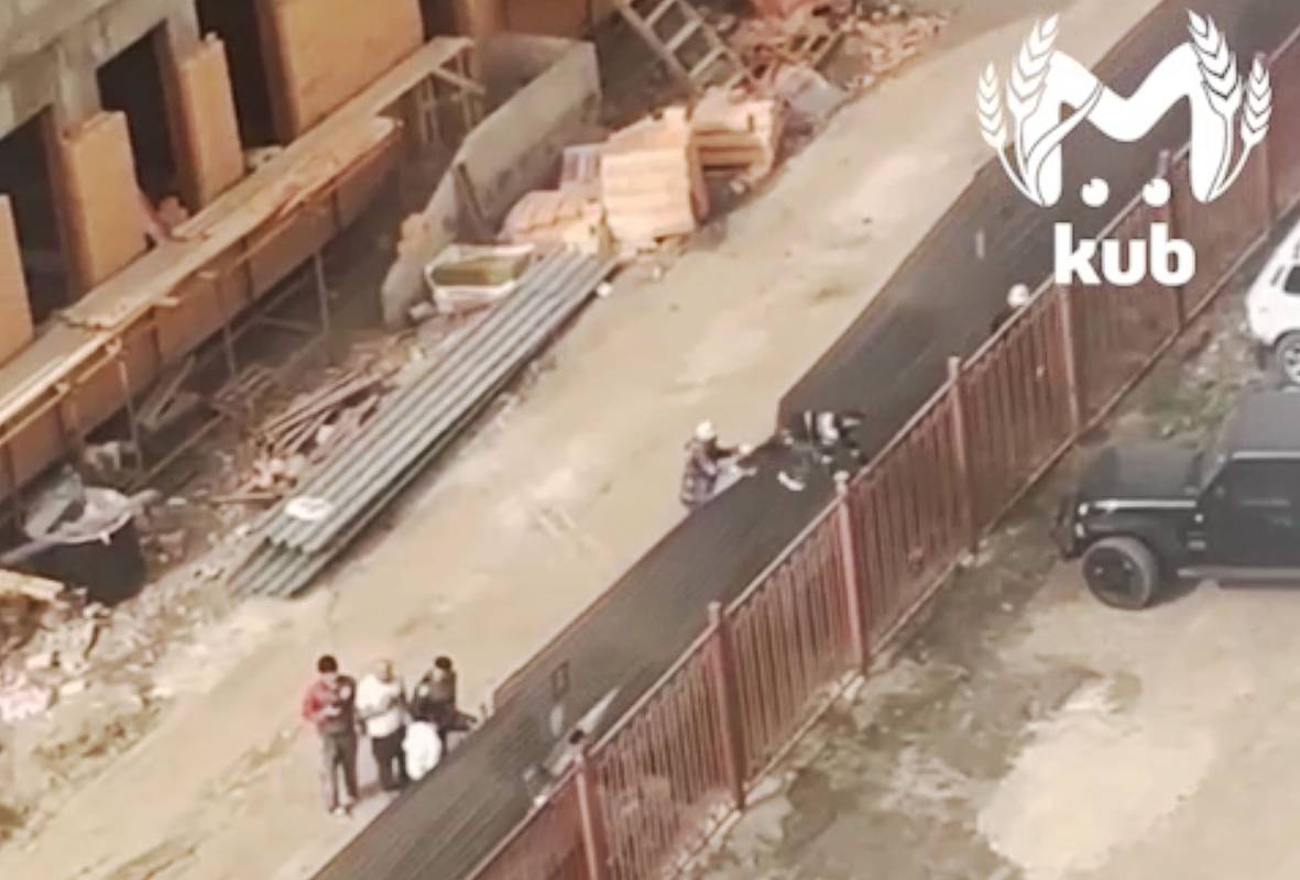 Мигранты сбежали от приехавших на российскую стройку силовиков и попали на видео