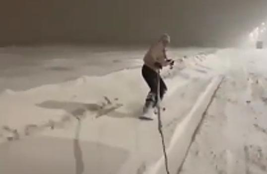 Мужчина катался по дорогам Саратова на сноуборде