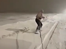 Мужчина катался по дорогам Саратова на сноуборде