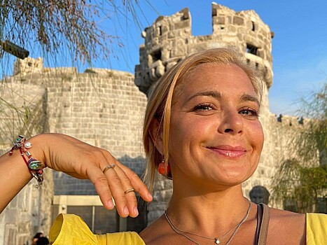С пучком и без мейкапа: 43-летняя Ирина Пегова поделилась честным селфи