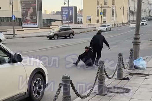 Во Владивостоке таксист выволок пассажира из машины и избил