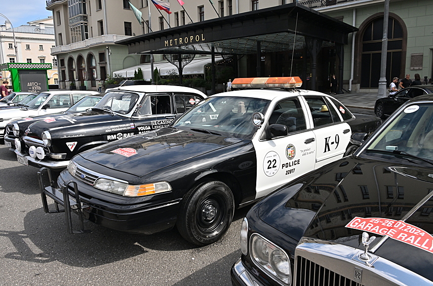 Брутальный Ford Crown Victoria 1994 года — и не простой, а в полицейской версии! Такие отличались усиленным шасси, более мощным мотором, специальной балкой для тарана и упрощённым интерьером. Рядом с ним выглядывает нос роскошного Rolls-Royce Silver Seraph — эта модель создавалась после покупки английской марки концерном BMW: она многое унаследовала от седанов серии SZ, самостоятельно разработанных англичанами в конце 70-х, но получила двигатель V12 от BMW.