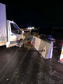 На окраине Саратова грузовик врезался в бетонный блок. Водитель и пассажирка в больнице