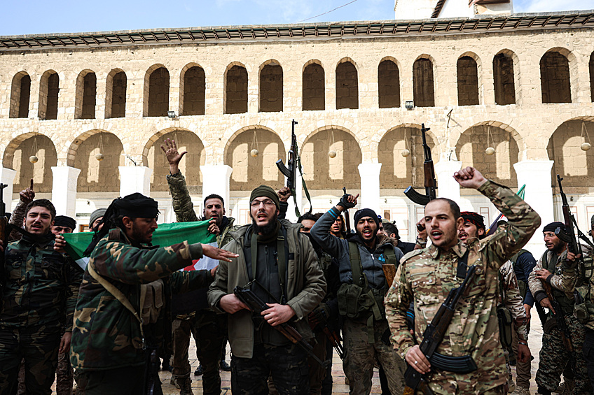 Сирийские повстанцы в мечети Омейядов после взятия Дамаска