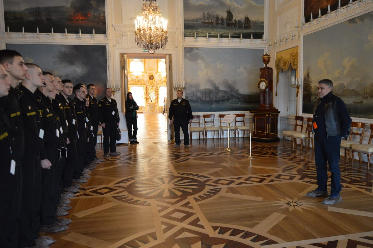 Курсанты-политработники прослушали историческую лекцию в Чесменском зале Большого дворца в Петергофе