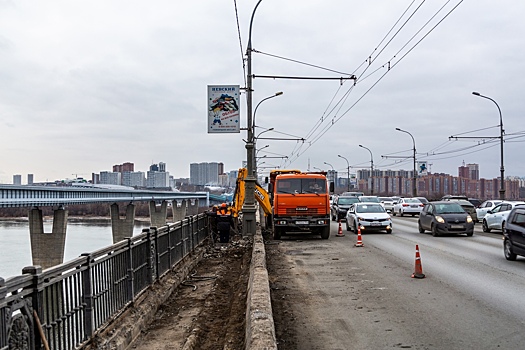 В Новосибирске пожаловались на разбитые ограждения на Октябрьском мосту
