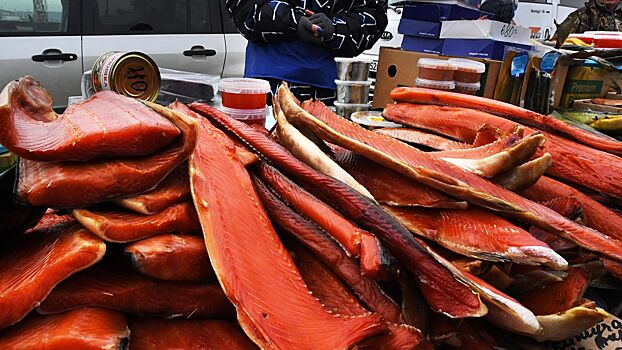 Эксперты заявили, что в России подешевеет красная рыба и икра