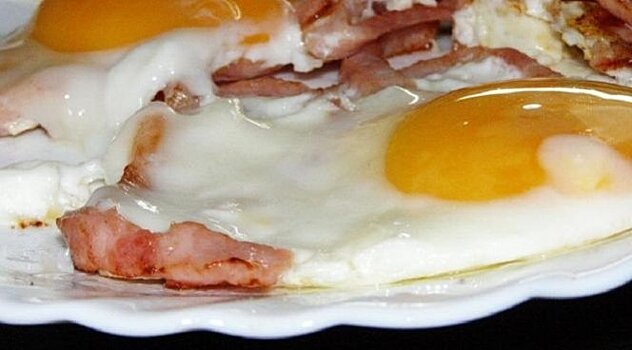 Медики объяснили, почему яичница на завтрак вредна