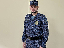 В Новосибирске пристав остановил полуголого мужчину около детского сада