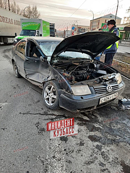 Иномарка столкнулась с фурой на проспекте в Кемерове