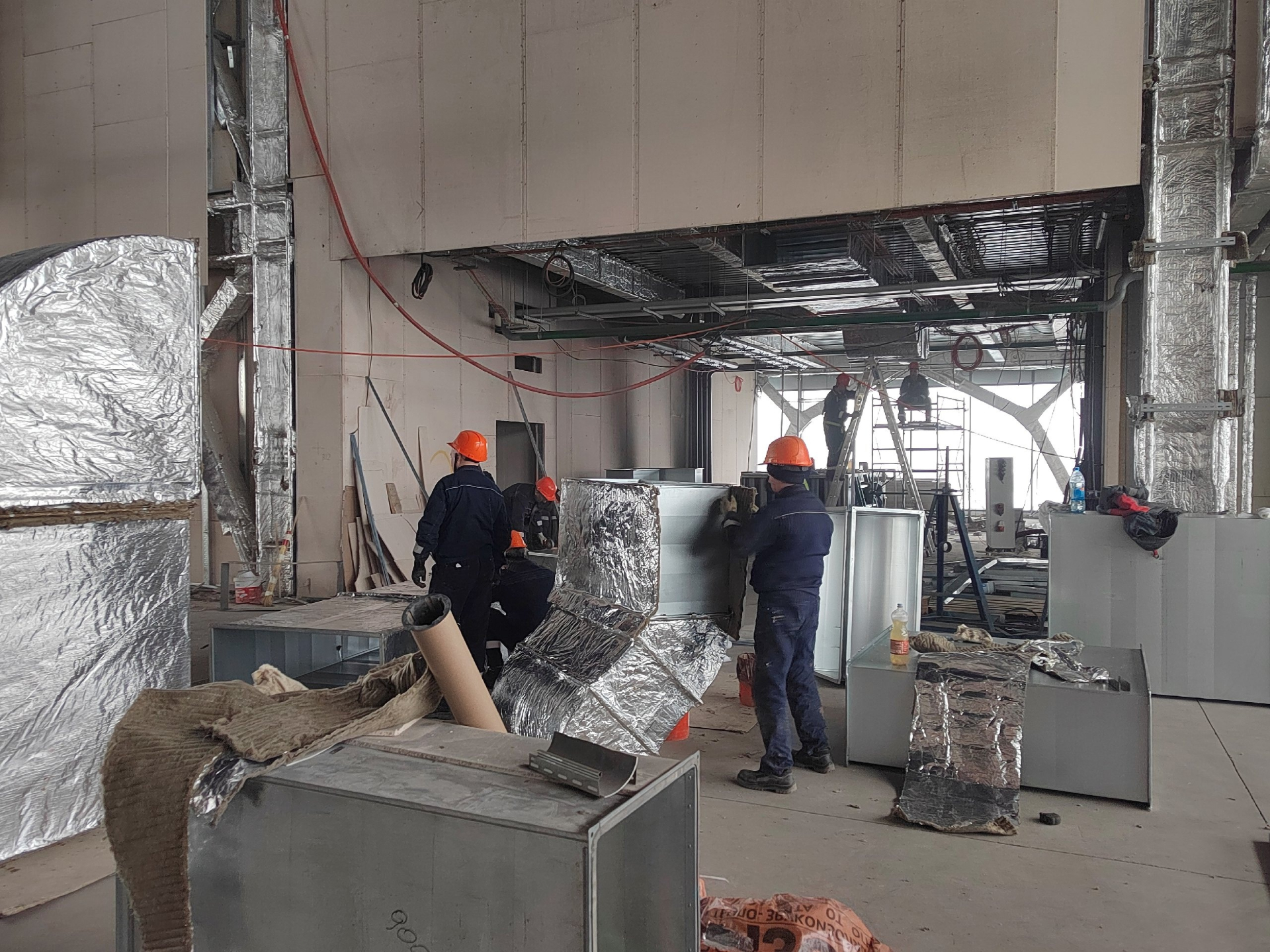 Власти показали кадры из горевшего в Новокузнецке строящегося терминала аэропорта