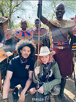Мадонна с детьми и 26-летним бойфрендом путешествует по Африке