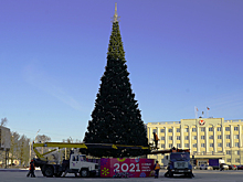 В Ижевске устанавливают иллюминацию на Главной новогодней елке города