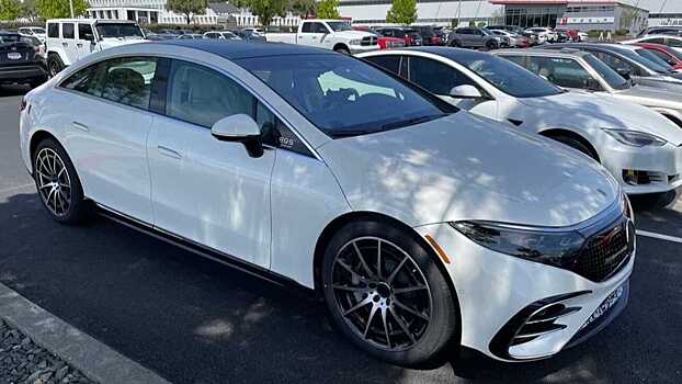 Mercedes-Benz EQS сфотографировали на парковке завода Tesla