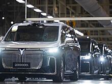 Продажи простых иномарок падают, а «Роллс-Ройсов» – растут