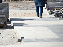 В Волгограде начали ремонтировать тротуар на улице Новодвинской