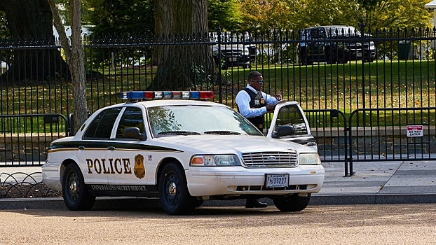 Стало известно, зачем полицейские прикасаются к остановленным машинам