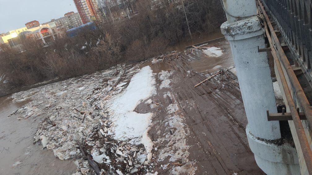 Спасатели Удмуртии устранили ледовый затор на реке Чепца