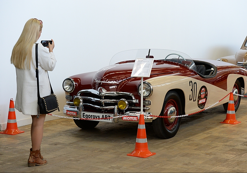 Посетитель у автомобиля на выставке-аукционе "Редкие автомобили"