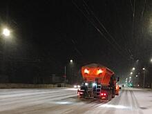 В Курске ночью снег убирали 19 рабочих и 56 единиц техники