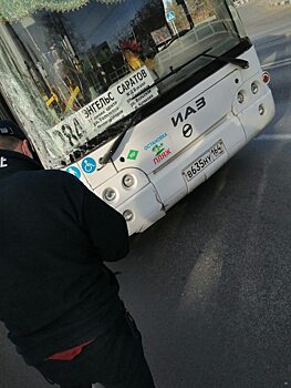 Водитель 284 автобуса в Саратове влетел в столб и выгнал пассажиров
