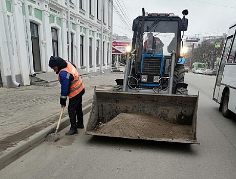 В Курске убирают мусор во дворах домов и на дорогах