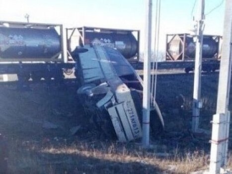 Причиной ДТП под Саратовом стал выезд автобуса на красный свет на переезде