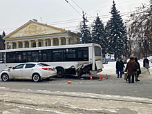 Иномарка сбила пешехода и врезалась в автобус в Новосибирске