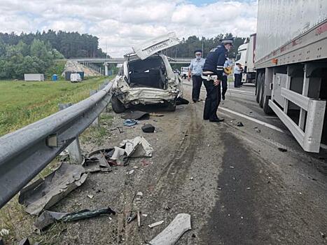 Под Екатеринбургом грузовик раздавил «Ладу» вместе с водителем