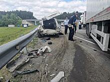 Под Екатеринбургом грузовик раздавил «Ладу» вместе с водителем