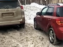 Конфликт из-за правил парковки разгорелся у новосибирских автовладельцев