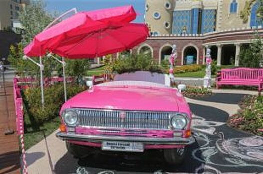 На цветочный фестиваль в Казани пригнали розовую «Волгу»