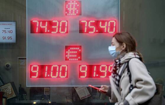 Хранящим сбережения в рублях и долларах россиянам дали совет
