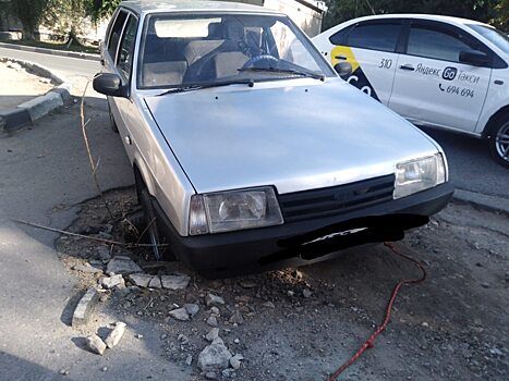 ВАЗ угодил в открытый люк на 1-м Аткарском проезде