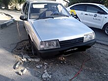 ВАЗ угодил в открытый люк на 1-м Аткарском проезде