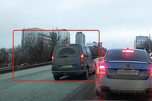 В Волгограде на видео сняли, как водитель скрыл номера и поехал по встречке