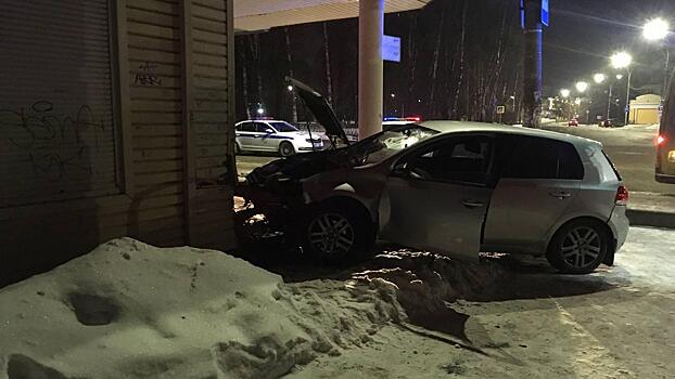 Иномарка врезалась в здание аптеки в Вологде