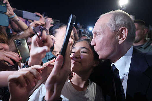 Девочка, которую поцеловал Путин в Дербенте, призналась, что не ожидала внимания президента