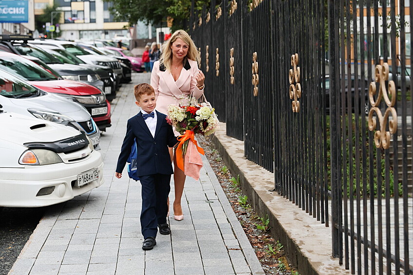 Первоклассники во время линейки, посвященной Дню знаний, в общеобразовательной школе с хореографическим уклоном Приморского краевого колледжа искусств во Владивостоке