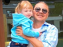Игорь Николаев показал, как 3-летняя дочь лепит из пластилина его портрет
