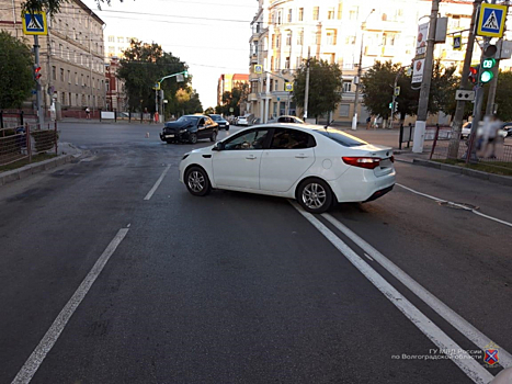 На перекрестке в Волгограде женщина получила травмы