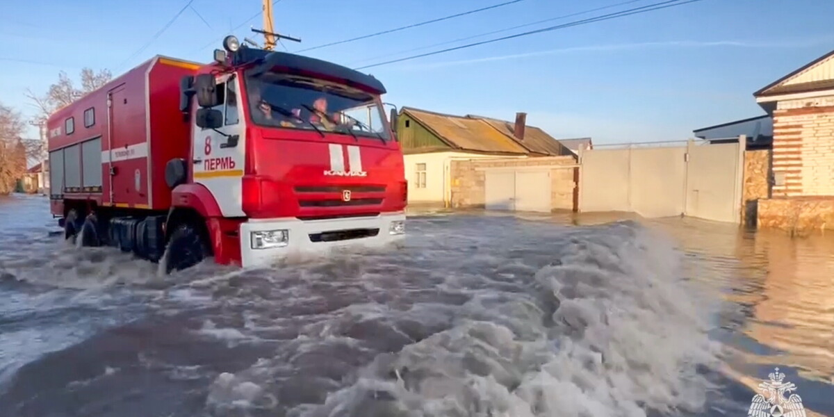 Помощь затопленному Орску оказывают сотрудники МЧС из нескольких регионов России
