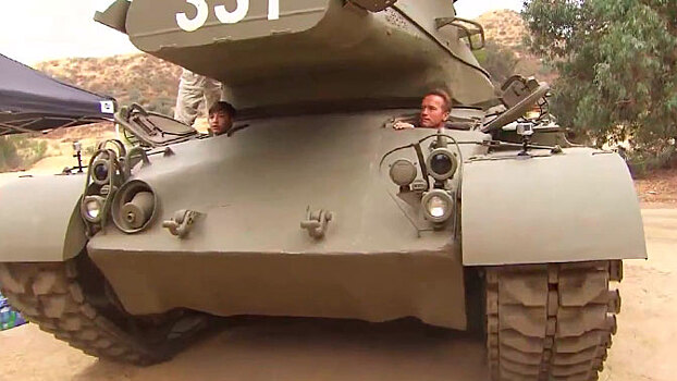 Шварценеггер прокатил больного подростка на личном танке