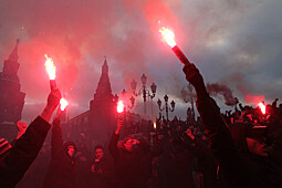 Участники акции в память об убитом фанате «Спартака» Егоре Свиридове на Манежной площади, 11 декабря 2010 года