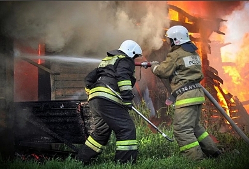 В Костромской области горели сразу три частных строения