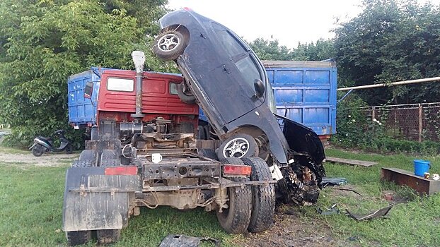 Молодой водитель на Hyundai залетел на прицеп грузовика