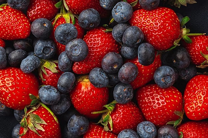 Диетолог рассказала, какие ягоды помогают сбросить вес