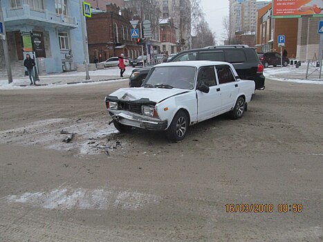 Не заметили светофор: на Красном проспекте столкнулись три автомобиля